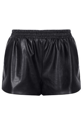 Topshop - Kunstleder-Shorts in Schwarz