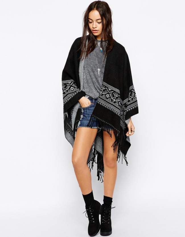 Glamorous - Strickponcho mit Stickerei und Quasten - Schwarz