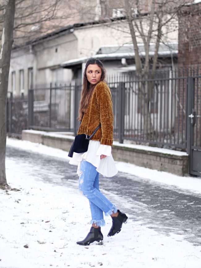 Samt Pullover, weiße Bluse, Jeans, Streetstyle