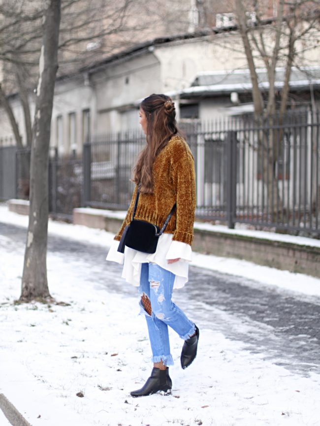 brauner Pullover, weiße Longbluse, schwarze Schuhe, Layering-Look