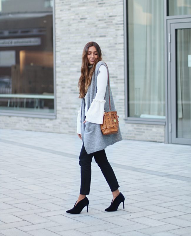 schwarze High Heels von Na-Kd, Ledertasche, schwarze Hose von Zara, weißer Rollkragenpullover