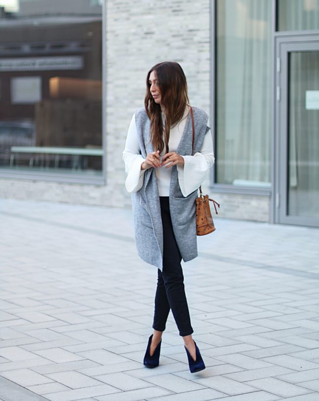 Statement Sleeve, weißer Pullover, graue Weste