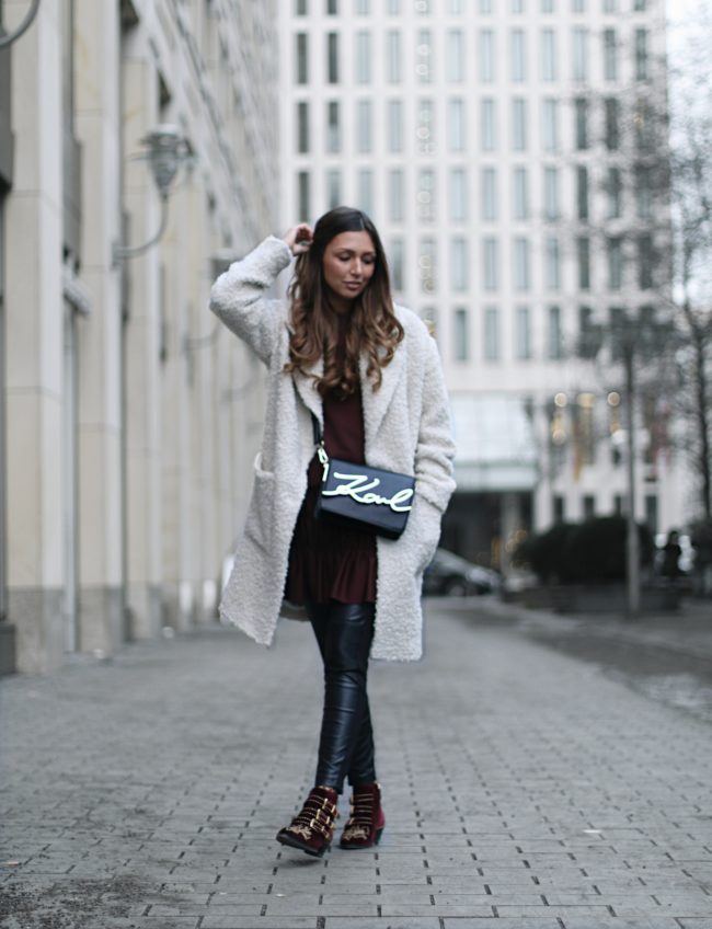 LaLa Berlin Mantel, Chloé Schuhe, Lederhose von Zara