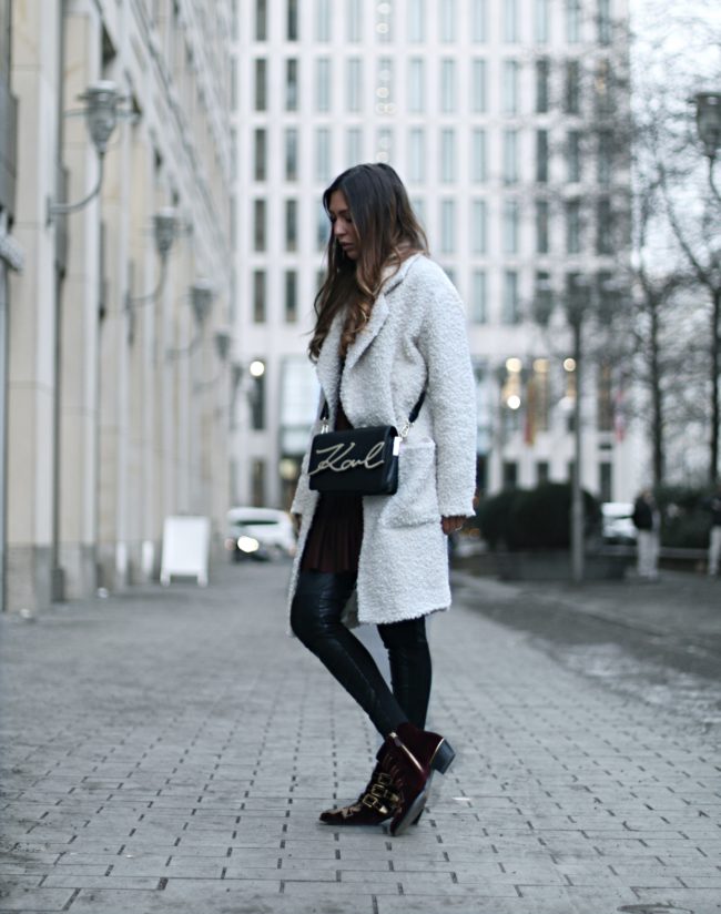 LaLa Berlin Mantel, schwarze Hose von Zara, Karl Lagerfeld Tasche, Stylebop