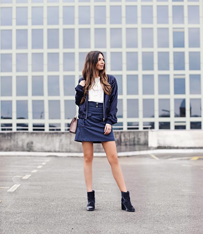 Blouson in navy, Bluse mit Rüschenkragen, casual