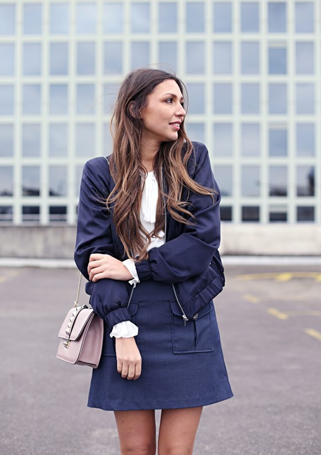 rosafarbener Valentino-Bag, blaues Outfit, kurzer Rock