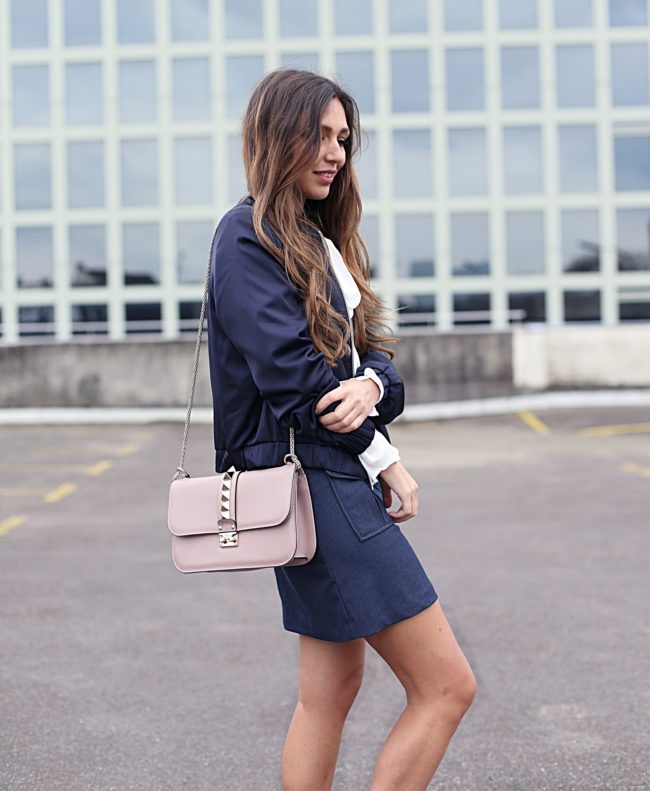 rosafarbene Tasche von Valentino, blaue Jacke, blauer Rock