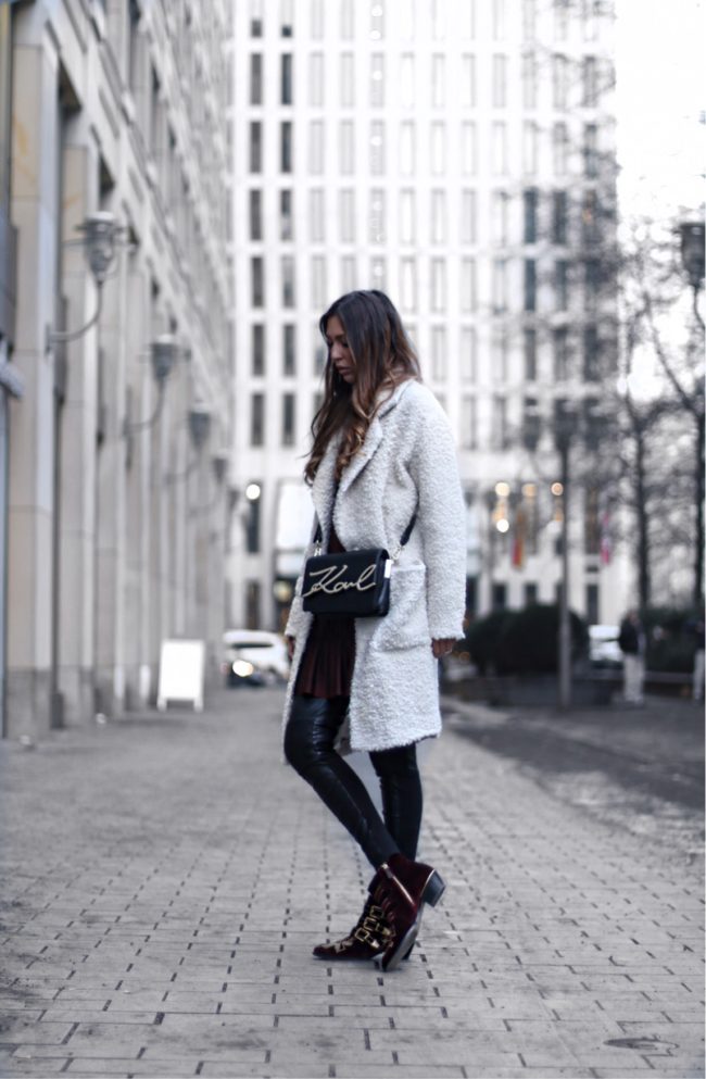 Unterwegs auf Berlins Straßen, elegant und bequem, schwarze Lederhose, grauer Kuschelmantel