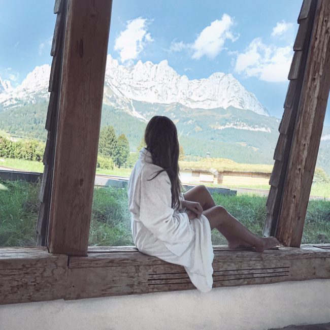 Ich auf Fensterbank, mit Ausblick auf Berge, Kitzbühler Alpen