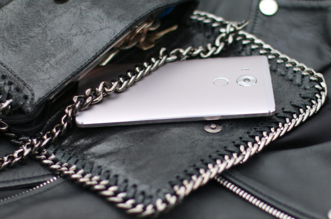 Huawei Mate 8 in handtasche