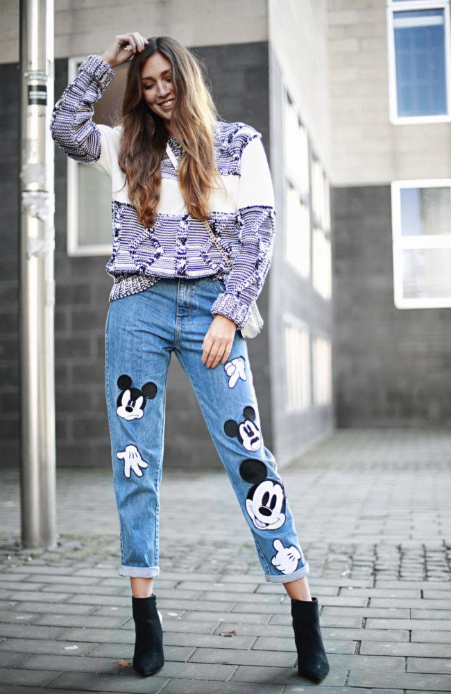 Micky Maus Mom Jeans, Pullover von Maison Martin Margiela, Chelsea Boots