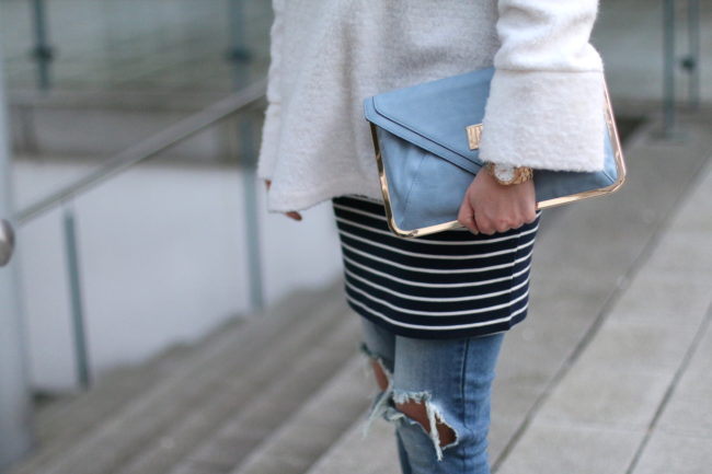 hellblaue clutch mit goldrand