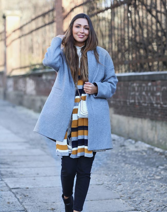 Grauer Mantel von Set, gestreifter Schal, Layering Look