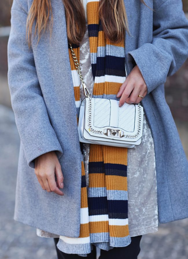  Samtkleid, Statement Schal, Rebecca Minkhoff Tasche