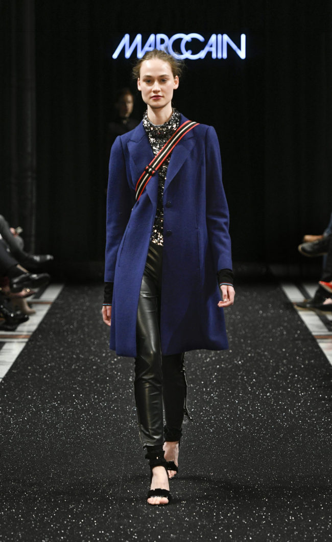 Blauer Mantel, schwarze Lederhose, Umhängtasche, Fashionweek