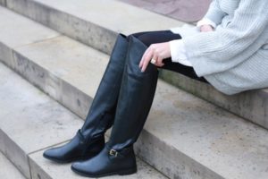 schwarze Overknee-Stiefel von Zign mit goldener Schnalle